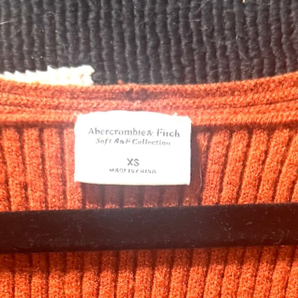 A&F Luxeloft V Neck Sweater - Picture 3 of 3